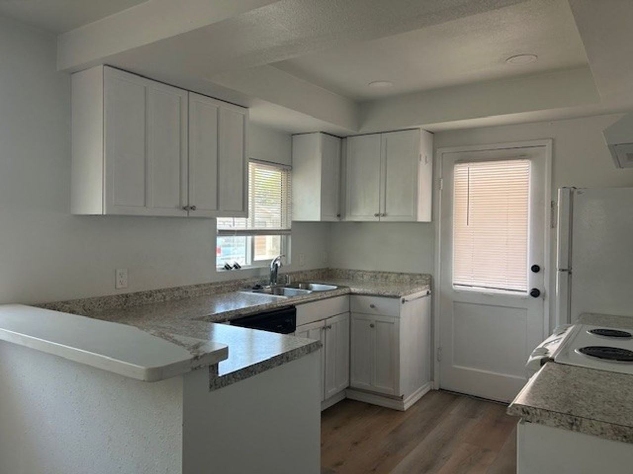 587 W Pine St - Photo 3 of 10