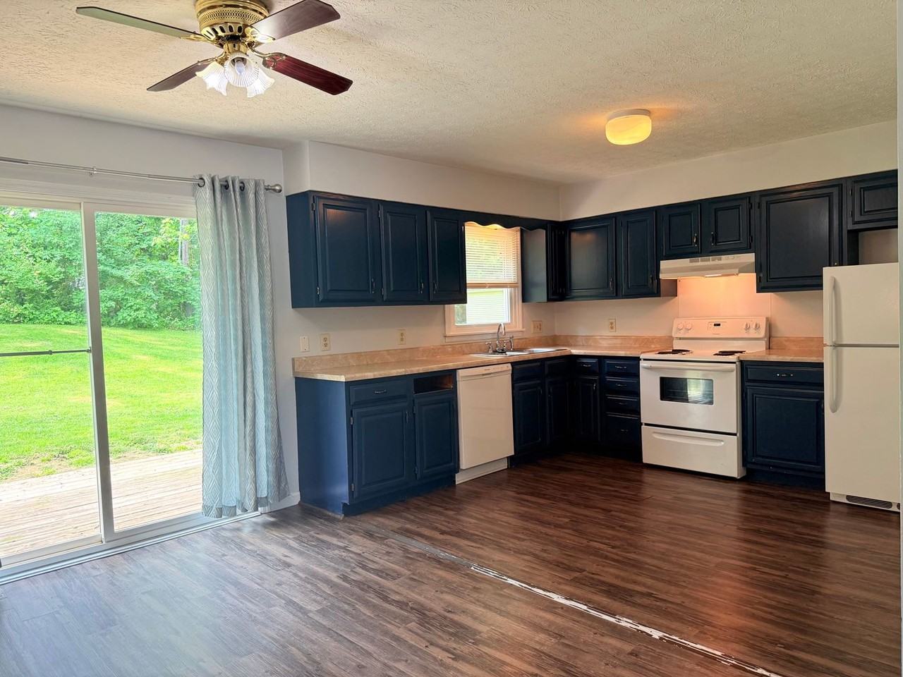 3505 W Festive Dr - Photo 5 of 19