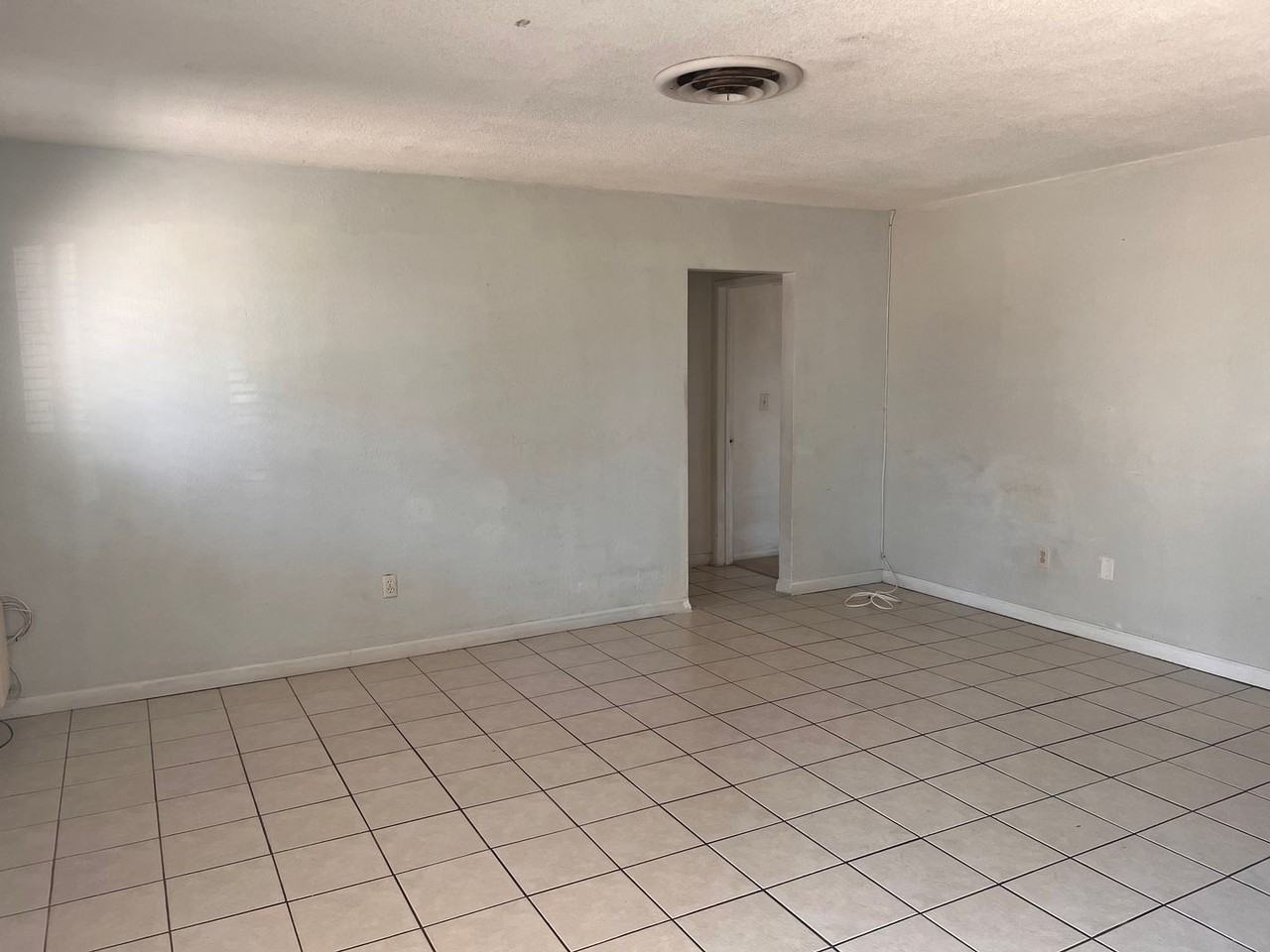 174 N Victoria Ave - Photo 2 of 15