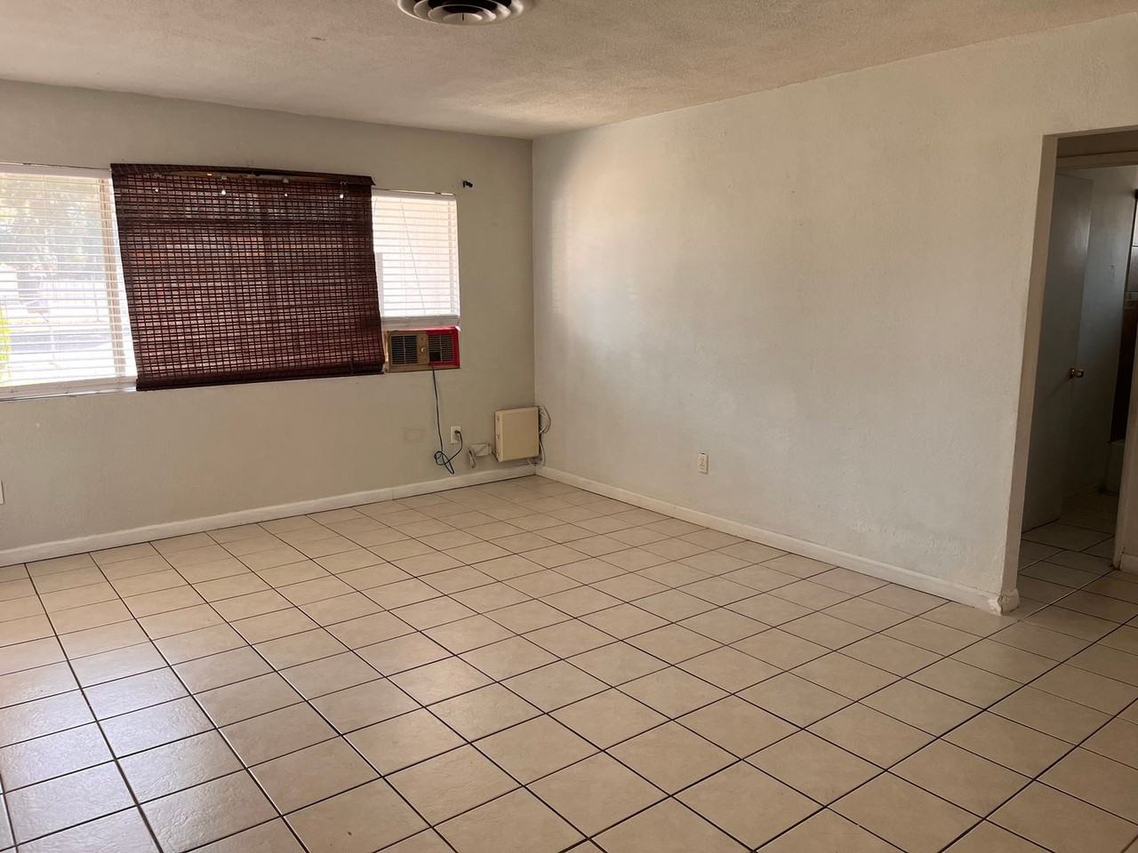 174 N Victoria Ave - Photo 3 of 15