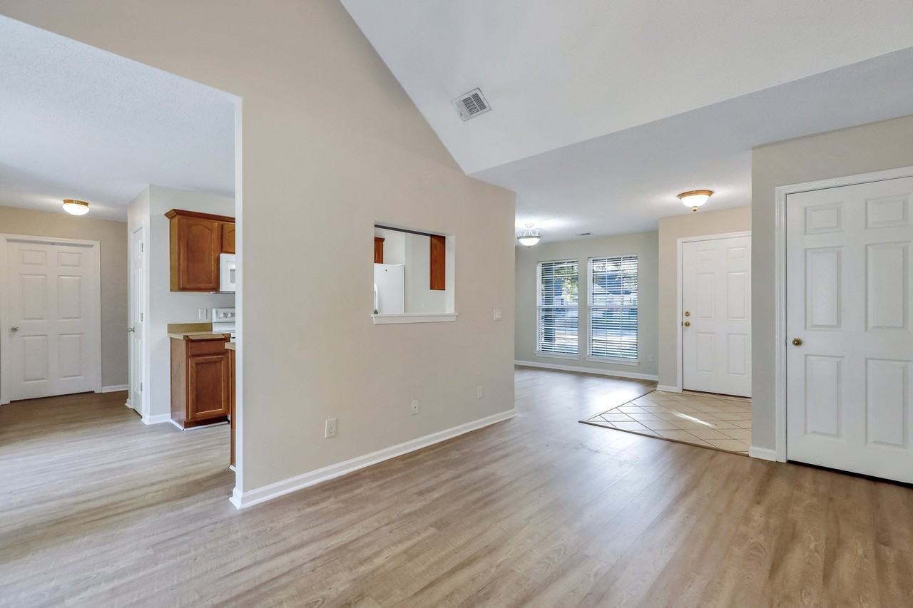 102 Silverton Rd - Photo 2 of 29