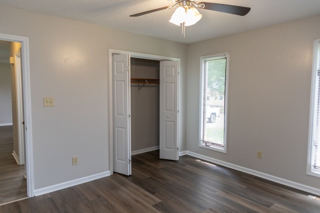 127 Stephens Dr - Photo 3 of 12