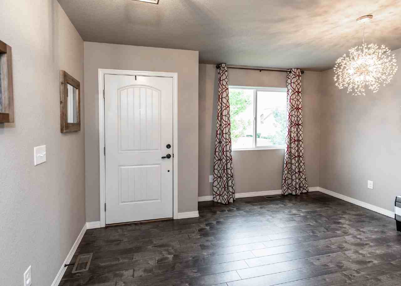 10858 Hidden Prairie Pkwy - Photo 4 of 50