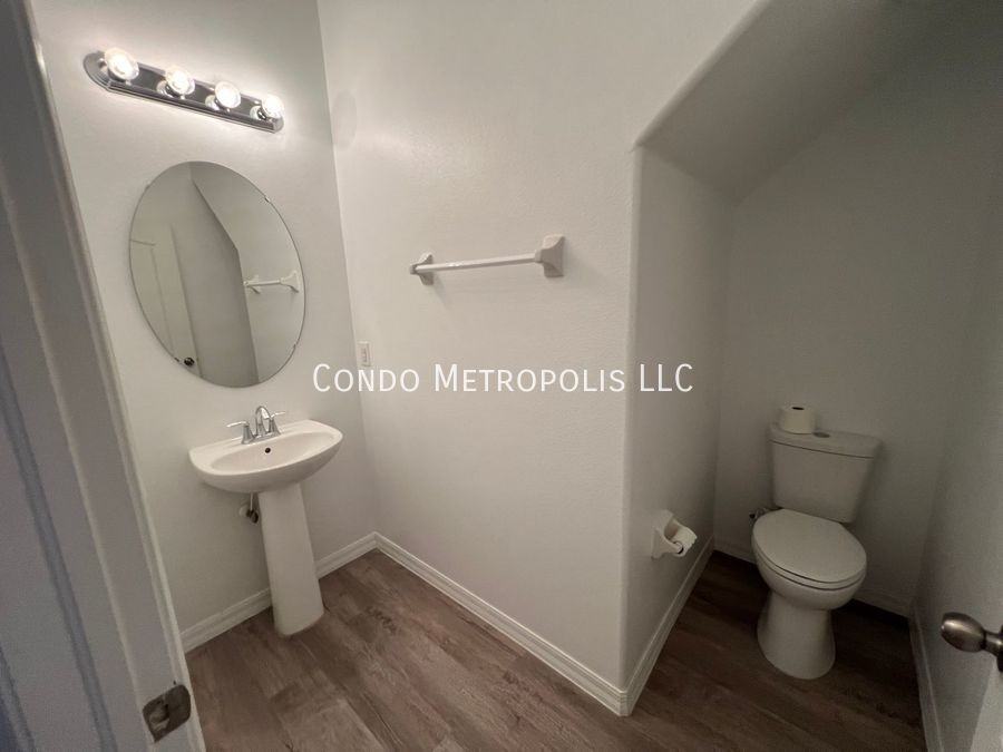 1401 Priory Cir - Photo 2 of 16