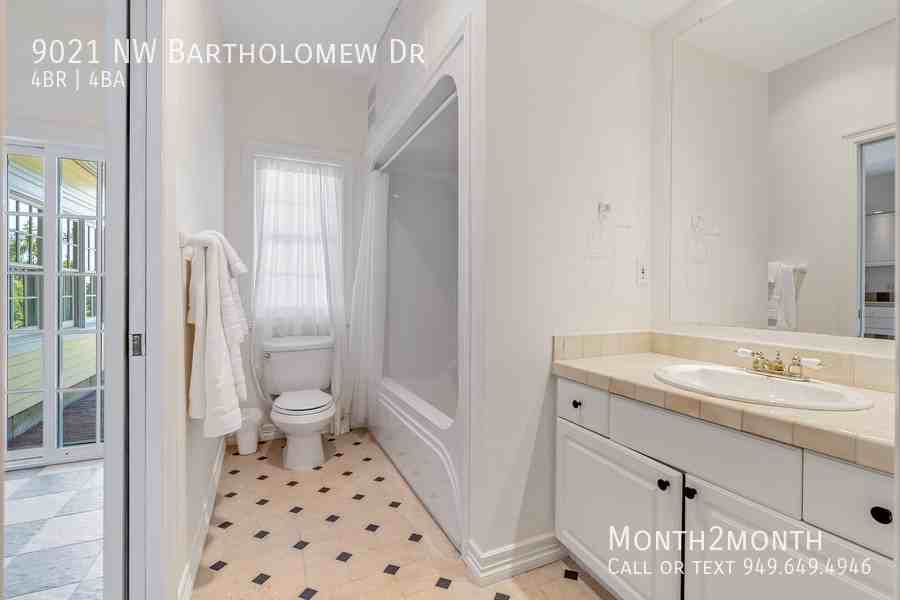 9021 Nw Bartholomew Dr - Photo 3 of 37