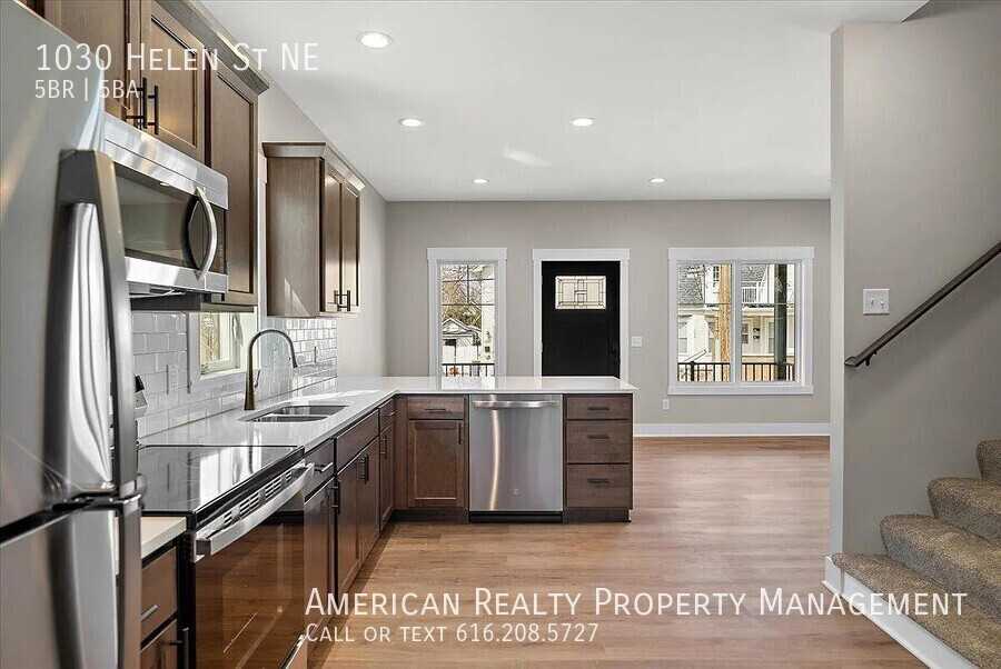 1030 Helen St Ne - Photo 4 of 22