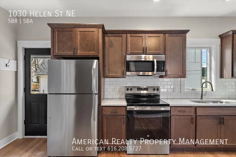 1030 Helen St Ne - Photo 5 of 22