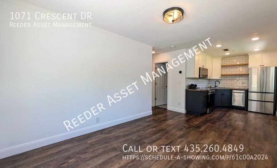 1071 Crescent Dr - Photo 3 of 26