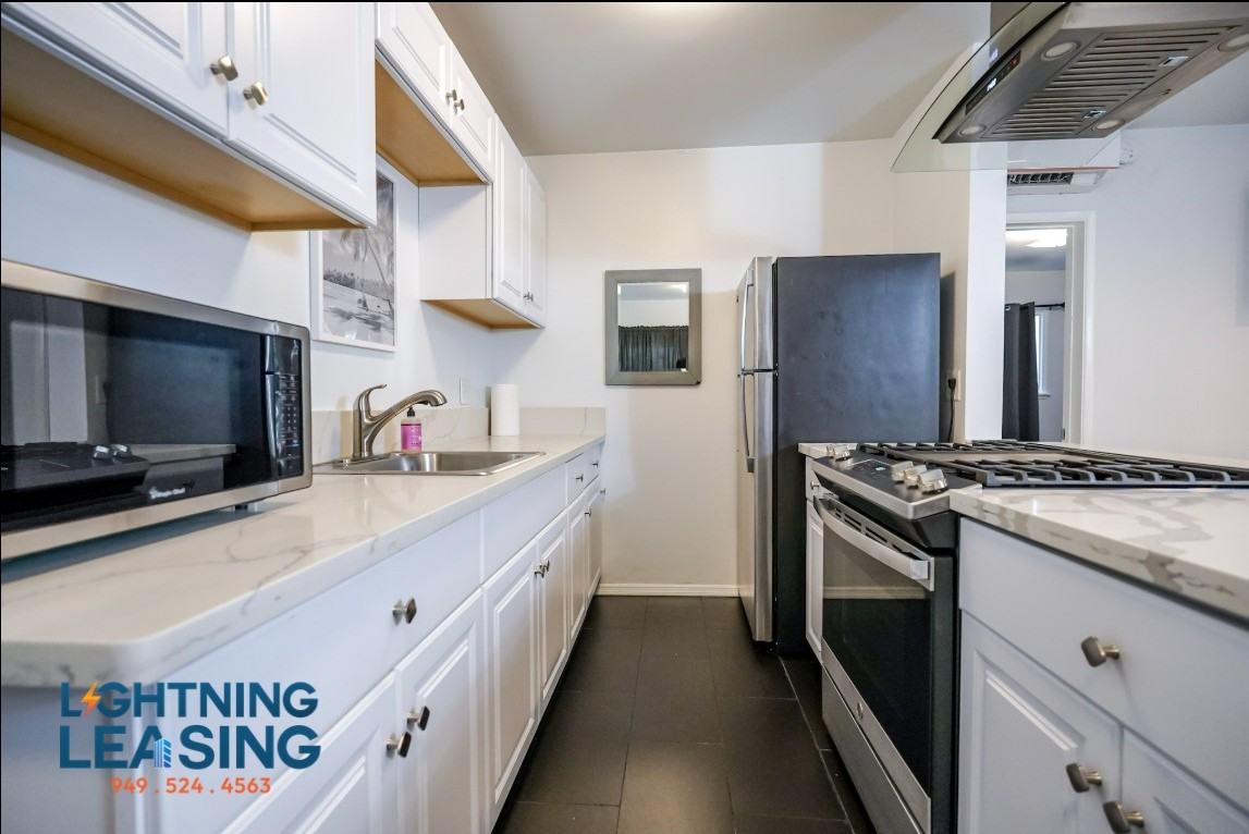 240 1/2 3rd Ave #6D - Photo 3 of 11