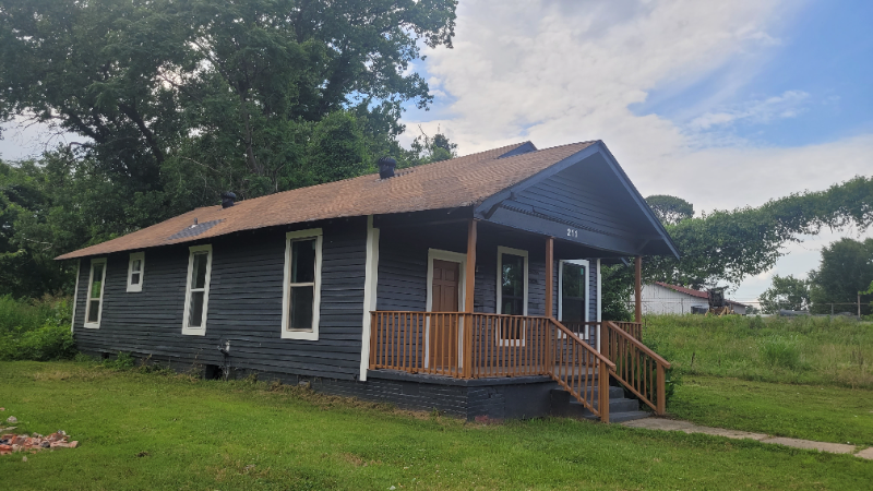 211 Crockett St - Photo 2 of 9