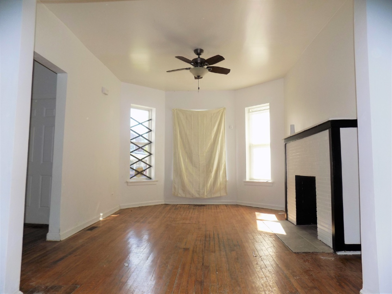 5926 S Artesian Ave - Photo 3 of 4