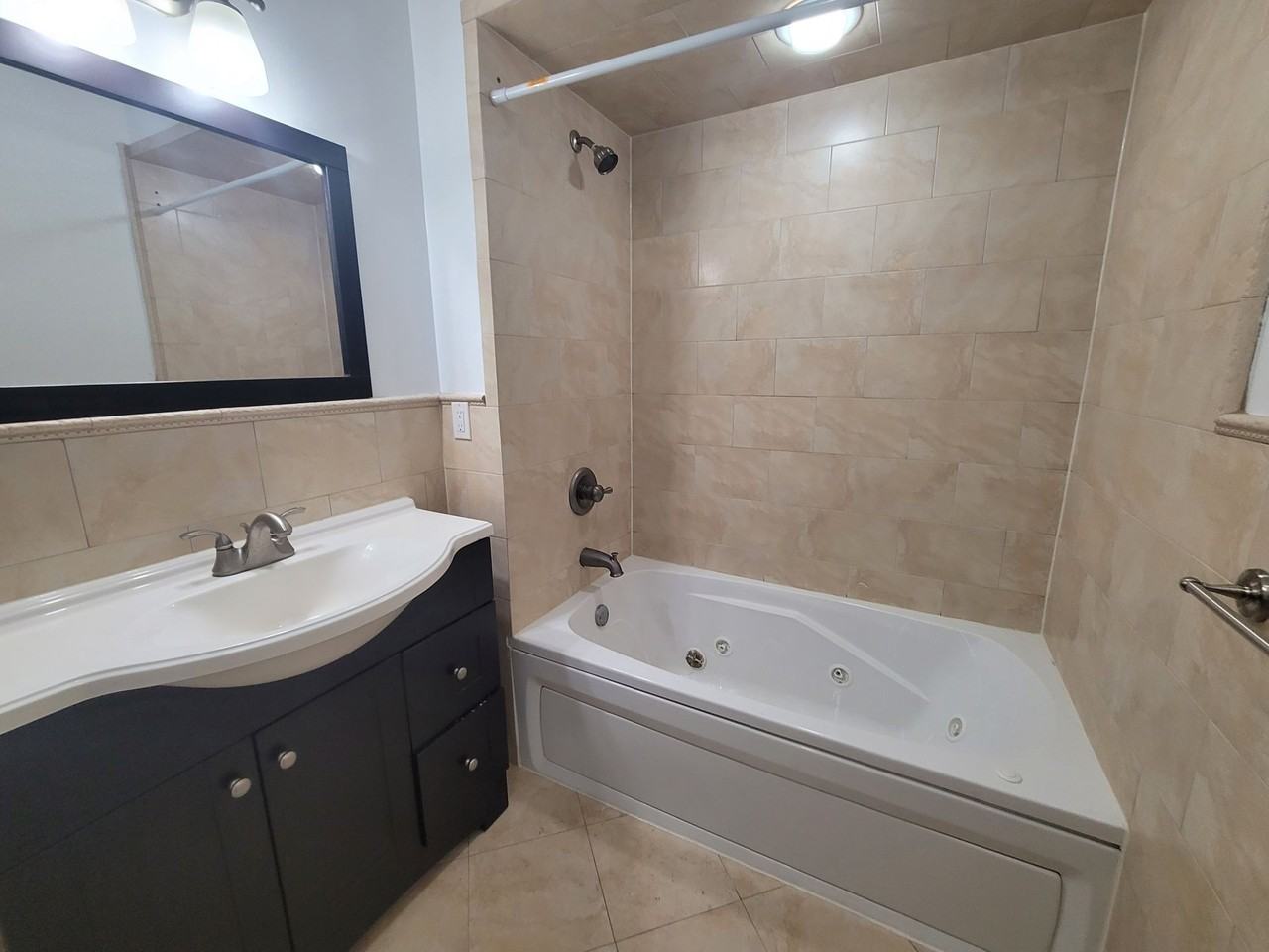 Solo at Hudson - Photo 3 of 9