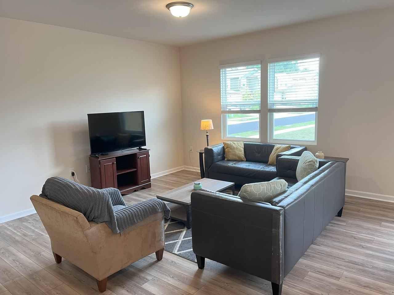 1501 Rhodes Pond St - Photo 4 of 31