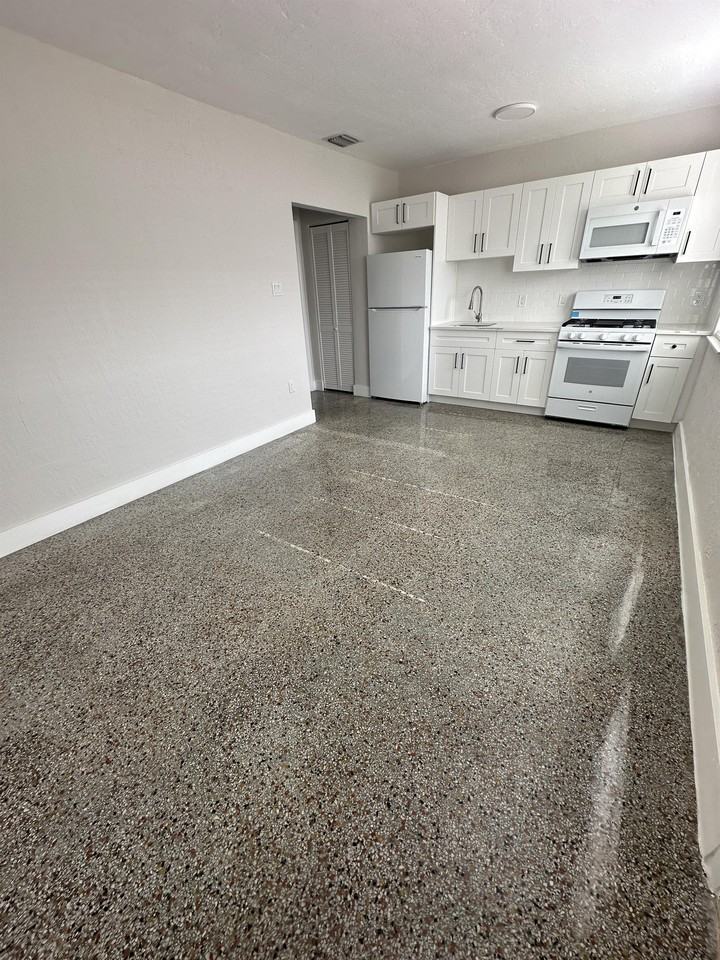 211-215 SW 18th Ave - FALCAP 4. LLC - Photo 2 of 10