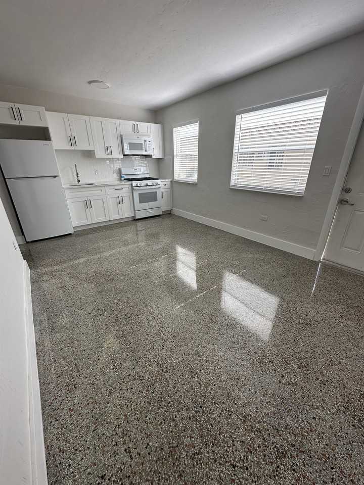 211-215 SW 18th Ave - FALCAP 4. LLC - Photo 3 of 10