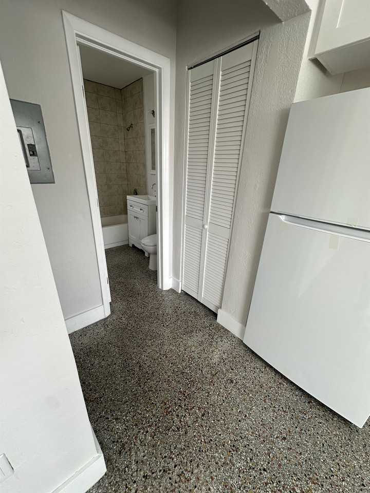 211-215 SW 18th Ave - FALCAP 4. LLC - Photo 4 of 10