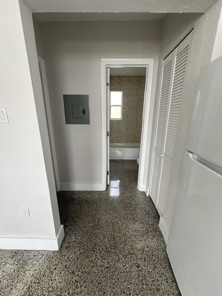 211-215 SW 18th Ave - FALCAP 4. LLC - Photo 5 of 10