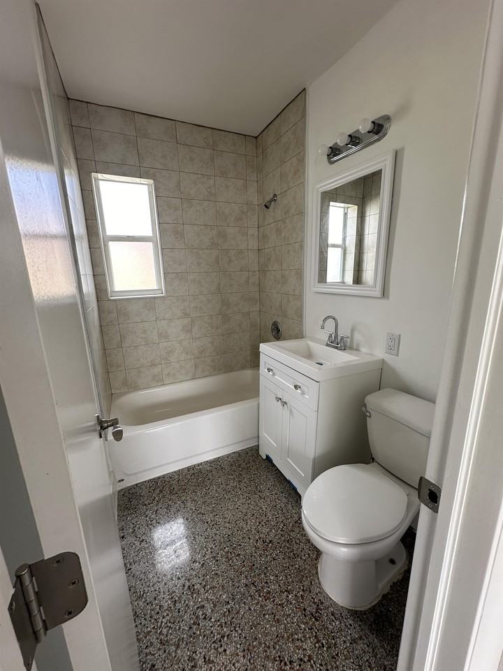 211-215 SW 18th Ave - FALCAP 4. LLC - Photo 6 of 10