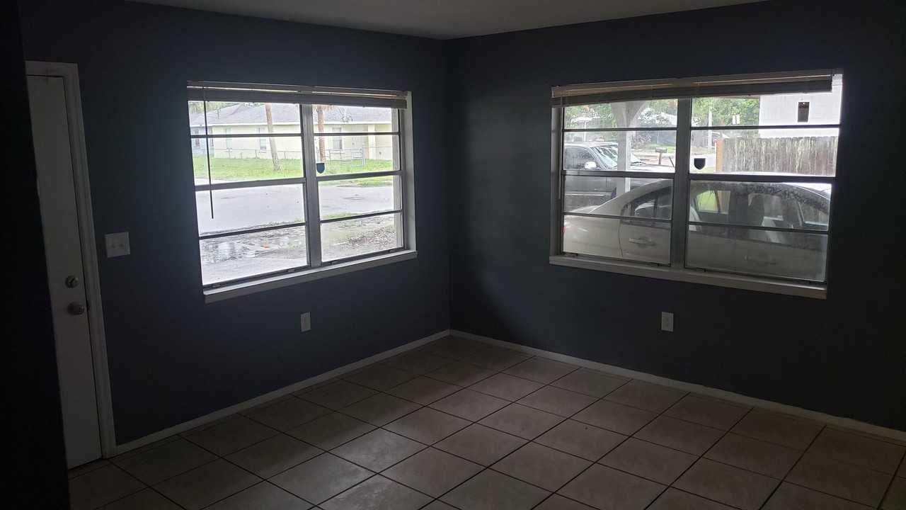 512 27th Ave W - Photo 3 of 20