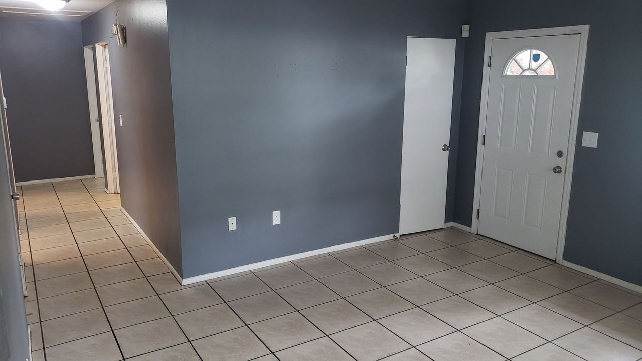 512 27th Ave W - Photo 4 of 20