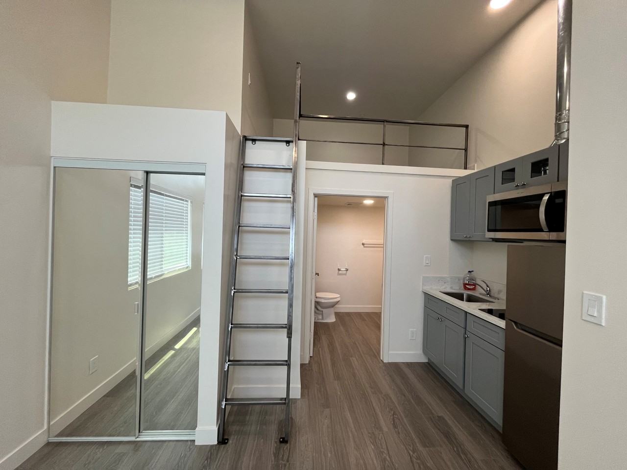 138 West San Ysidro Boulevard - Photo 3 of 38