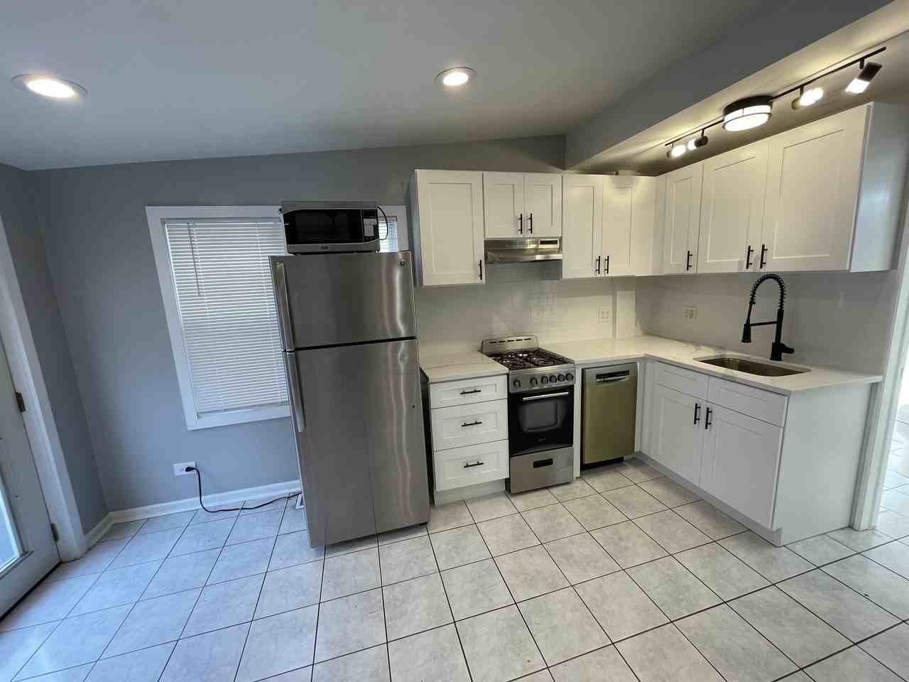 4711 North Artesian Avenue - Photo 5 of 6