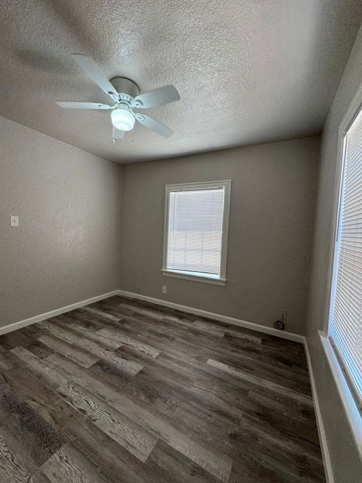 385 E Houston St - Photo 3 of 19