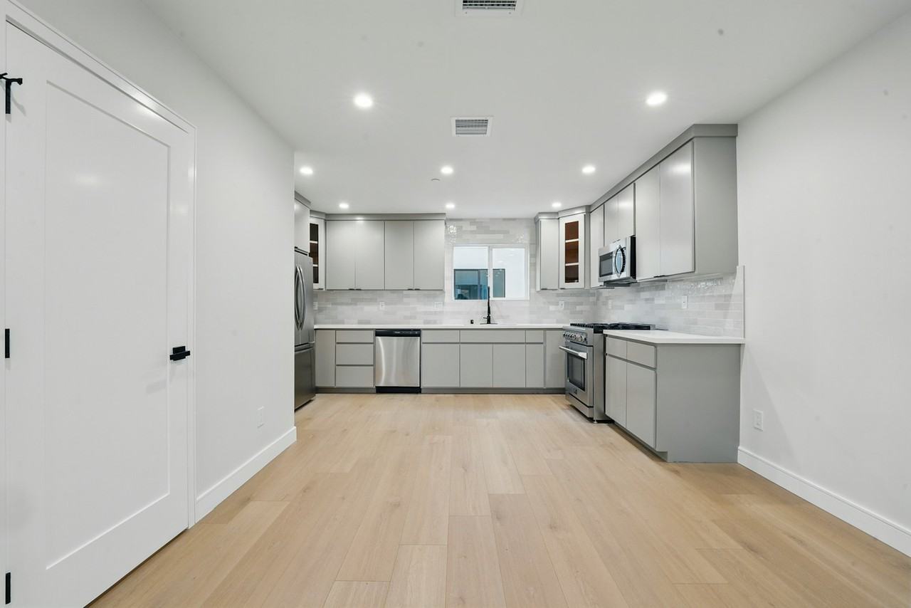 8234 Blackburn Avenue, Unit 8234 1/2 - Photo 6 of 50