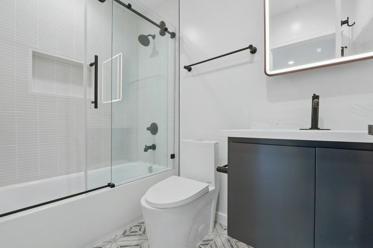 8234 Blackburn Avenue, Unit 8234 1/2 - Photo 7 of 50