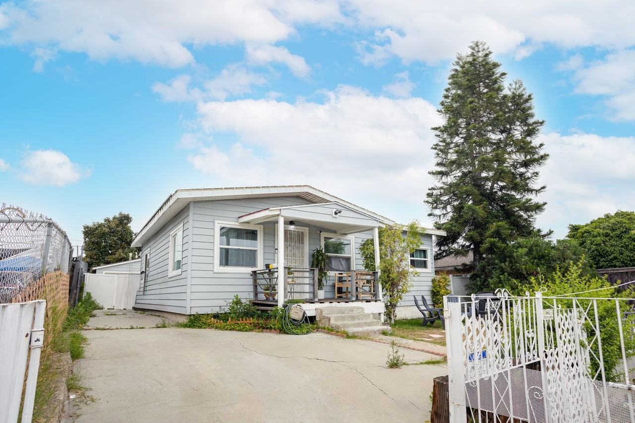3836 Newton Ave - Photo 3 of 34