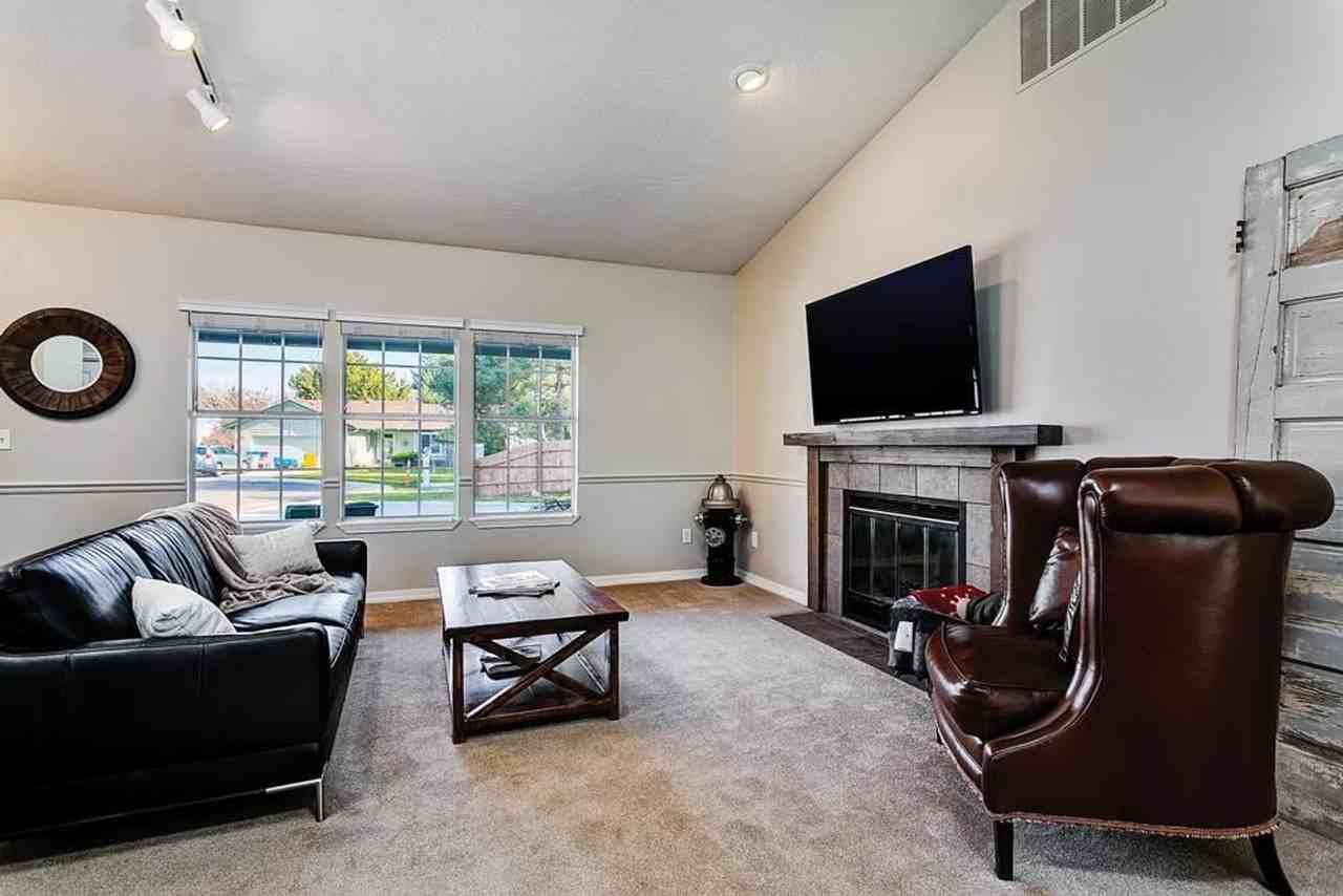 3601 S Bayporte Pl - Photo 3 of 15