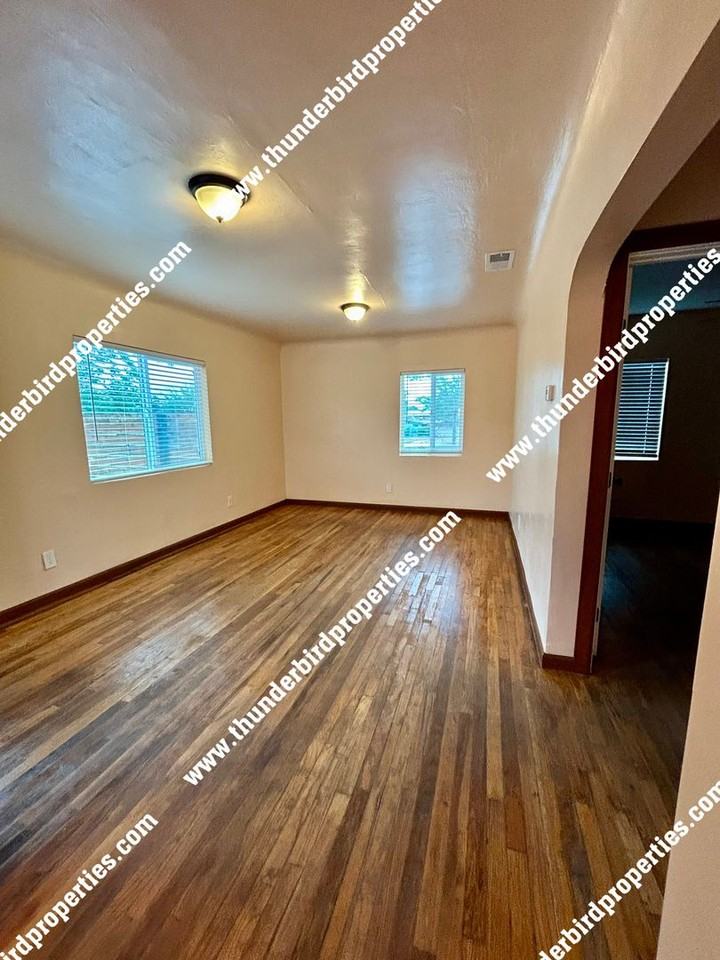 1321 San Mateo Blvd Se - Photo 2 of 10