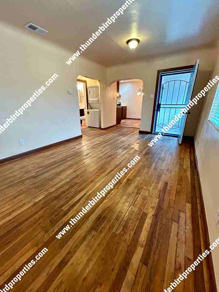 1321 San Mateo Blvd Se - Photo 3 of 10