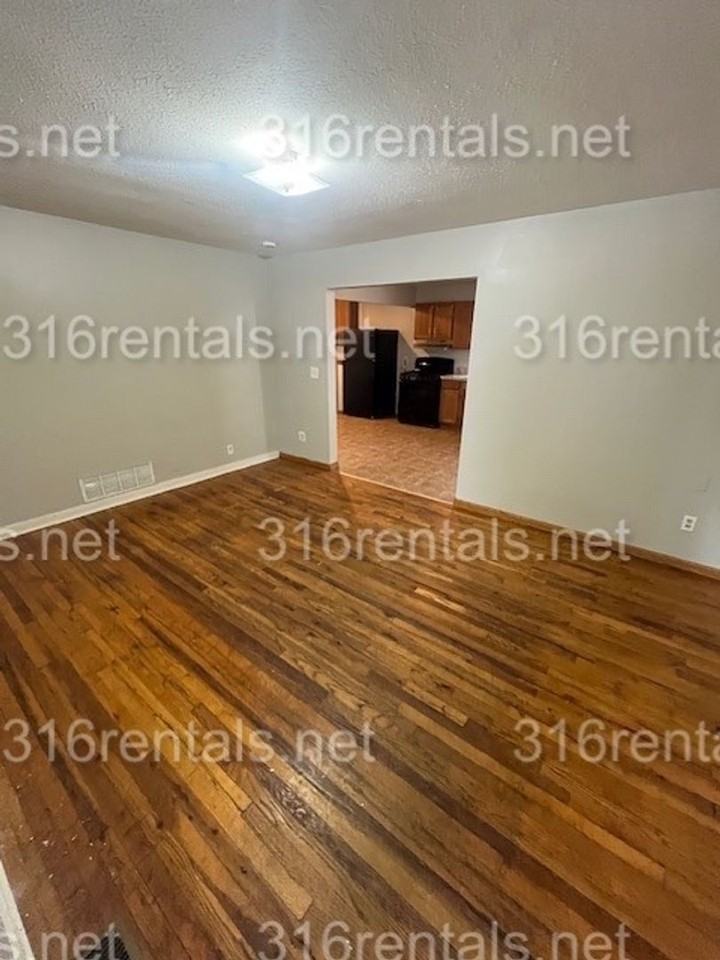 2006 S Topeka Ave - Photo 2 of 11