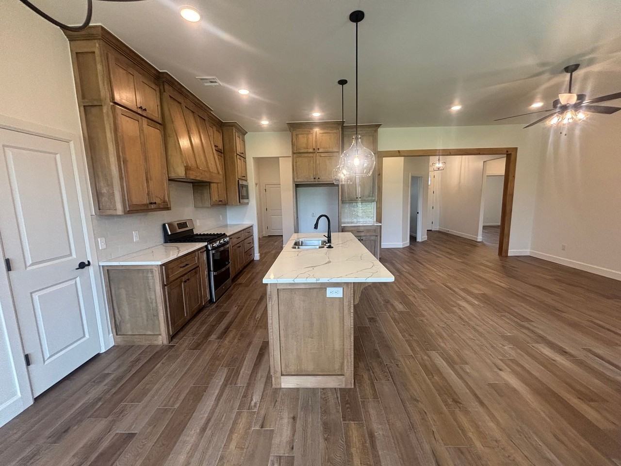 1900 Inglenook Dr - Photo 4 of 22