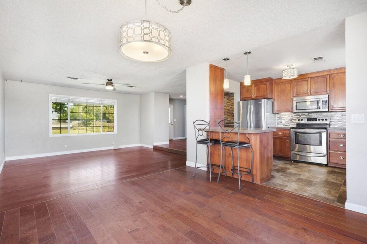 22641 River View Dr - Photo 3 of 17