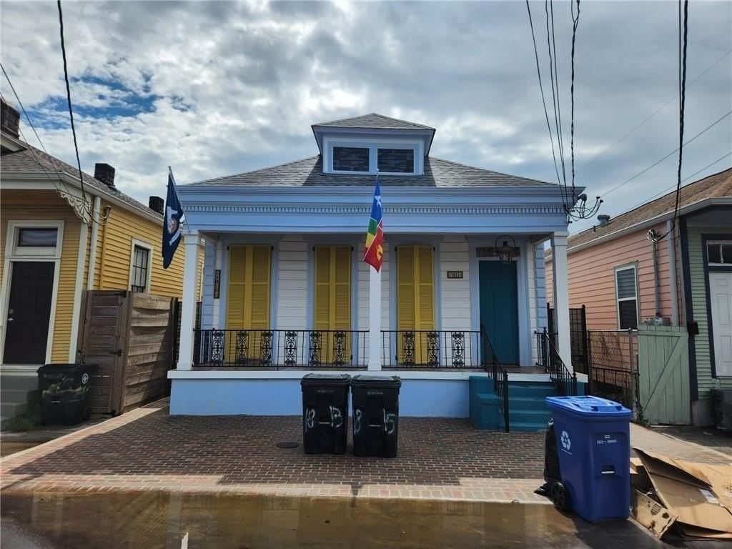 1813 Touro St - Photo 2 of 18