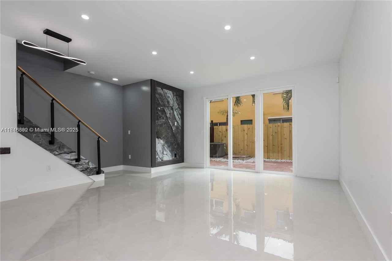 939 Ne 42nd Ter - Photo 2 of 8