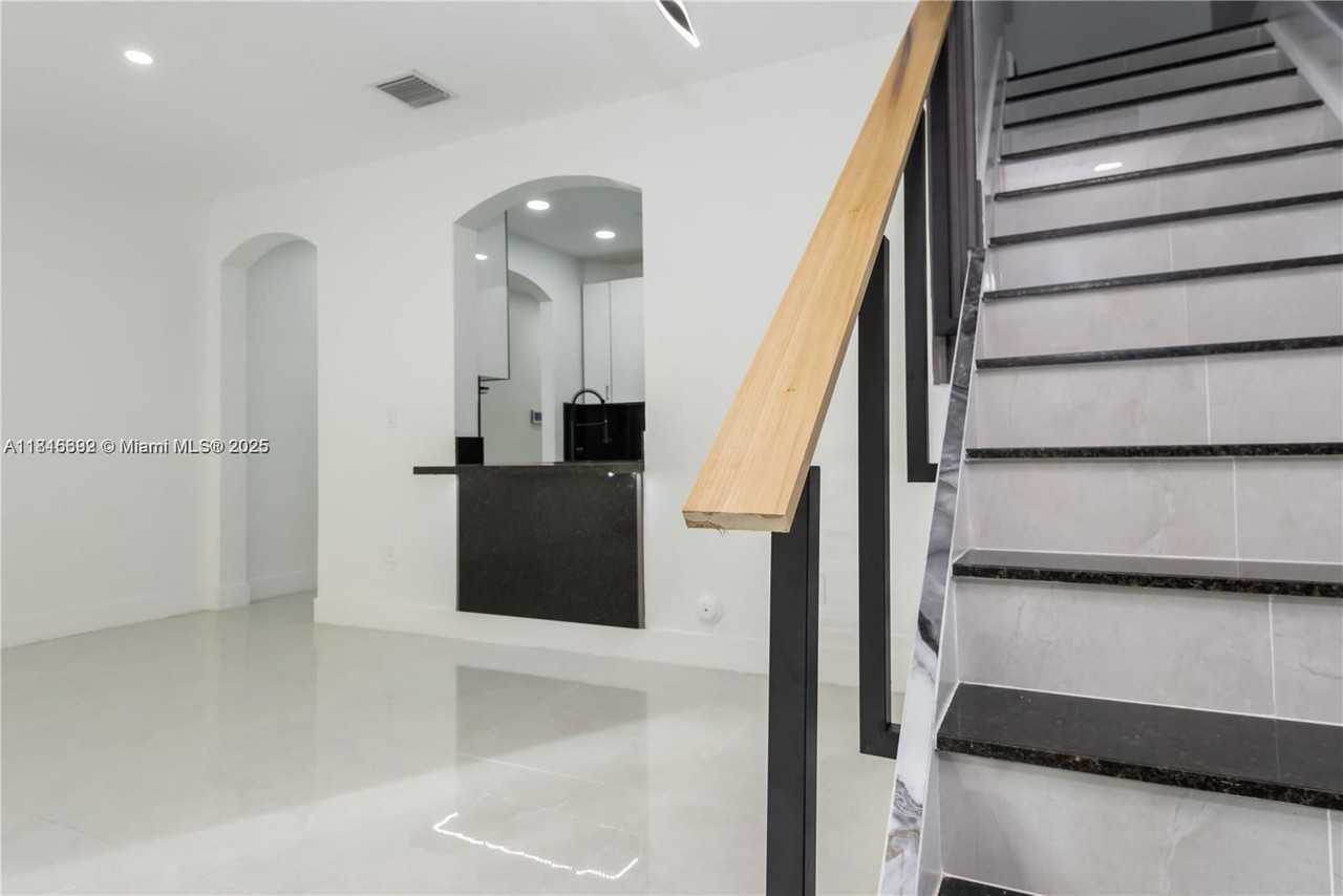 939 Ne 42nd Ter - Photo 3 of 8