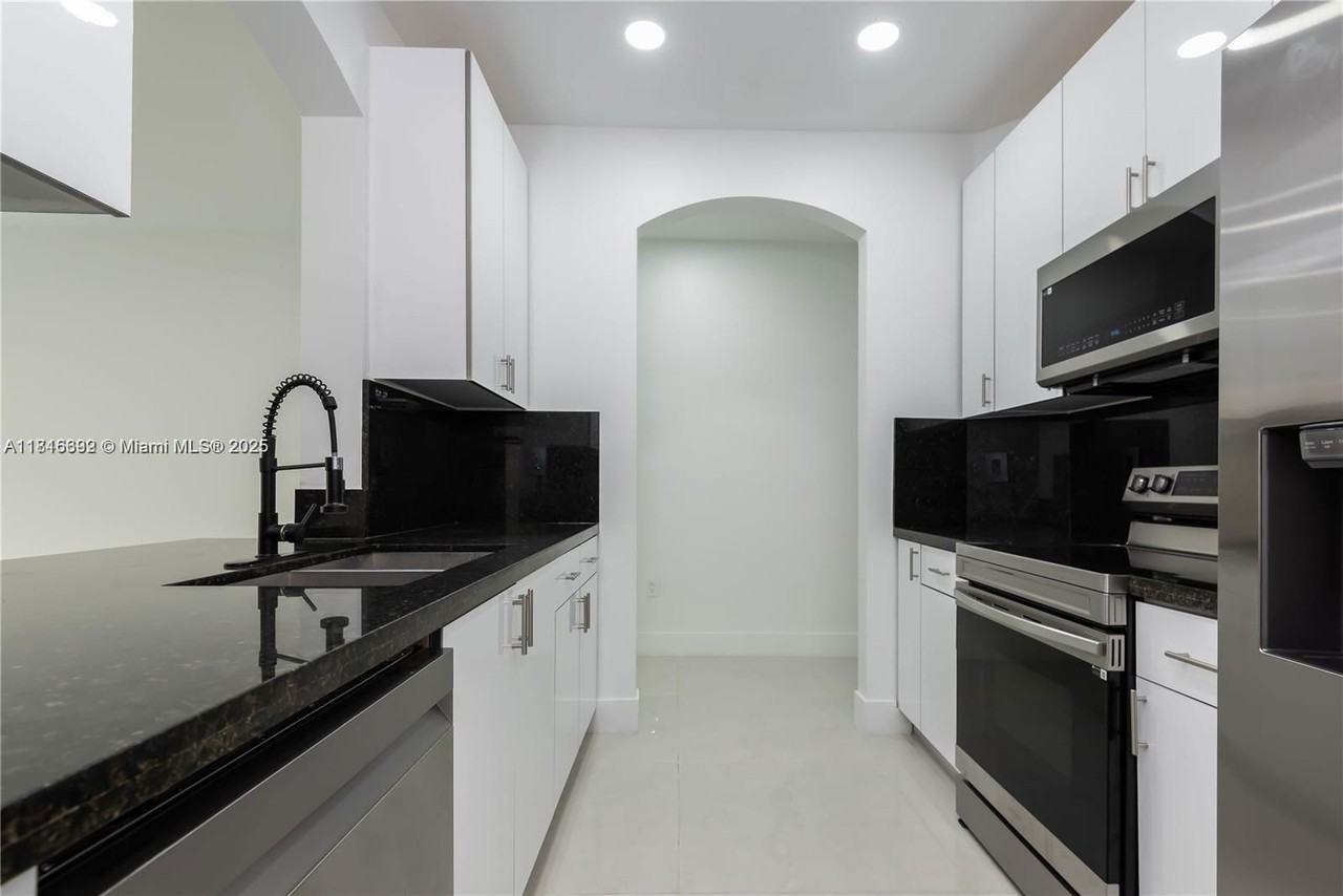 939 Ne 42nd Ter - Photo 7 of 8