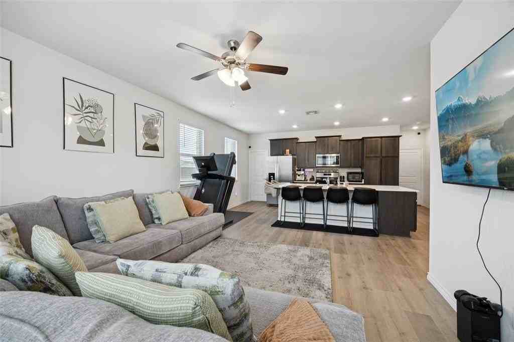 2028 Saddle Way - Photo 4 of 29