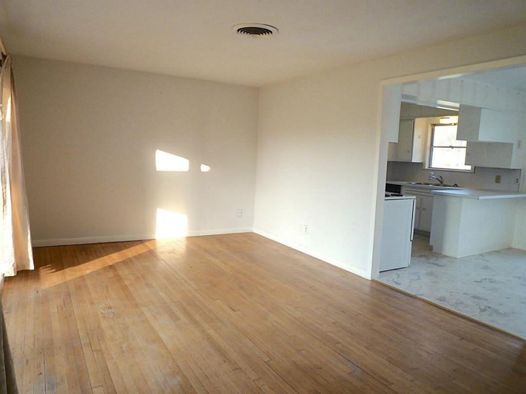 4810 Redstart St - Photo 4 of 17