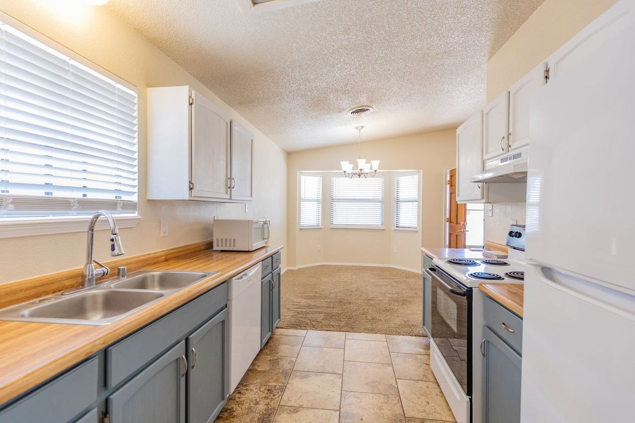 1474 Discovery Ave - Photo 5 of 16