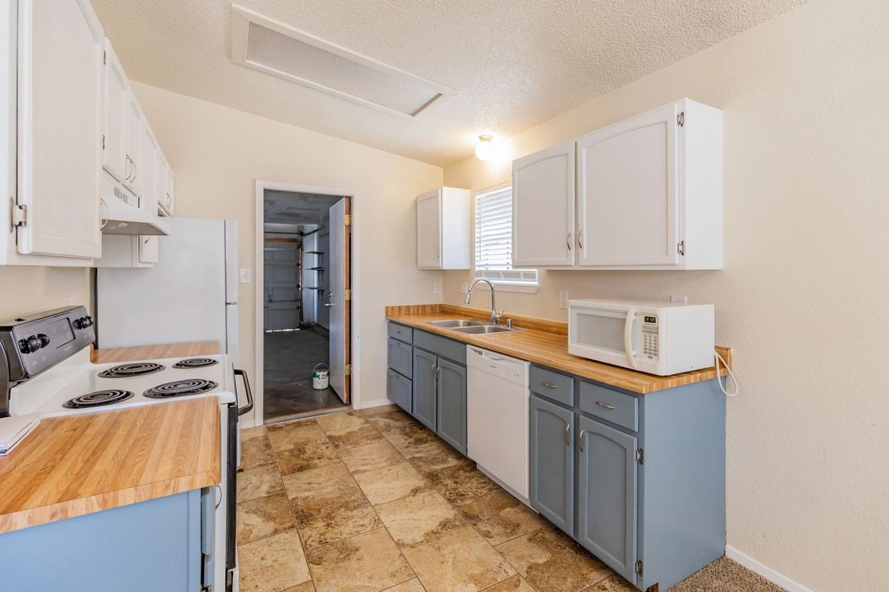 1474 Discovery Ave - Photo 2 of 16