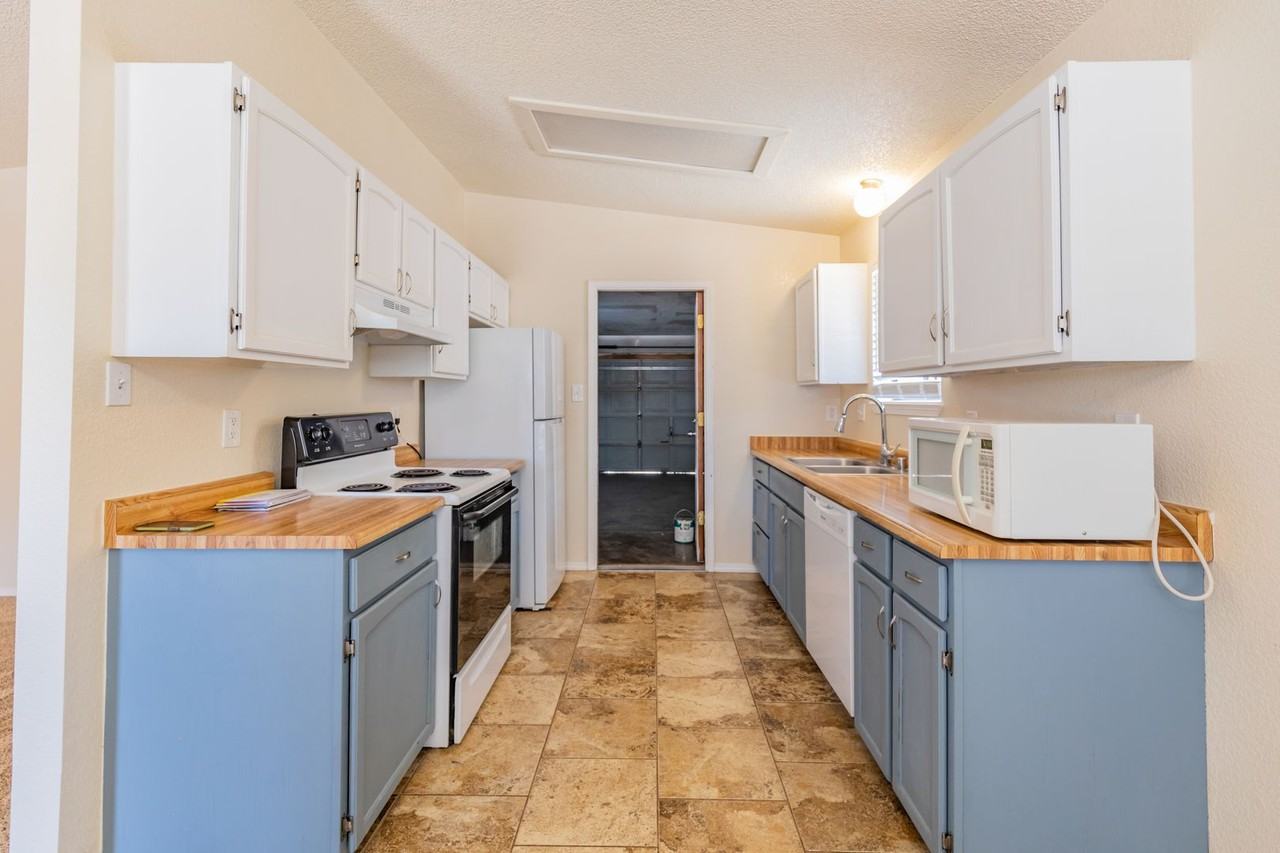 1474 Discovery Ave - Photo 4 of 16