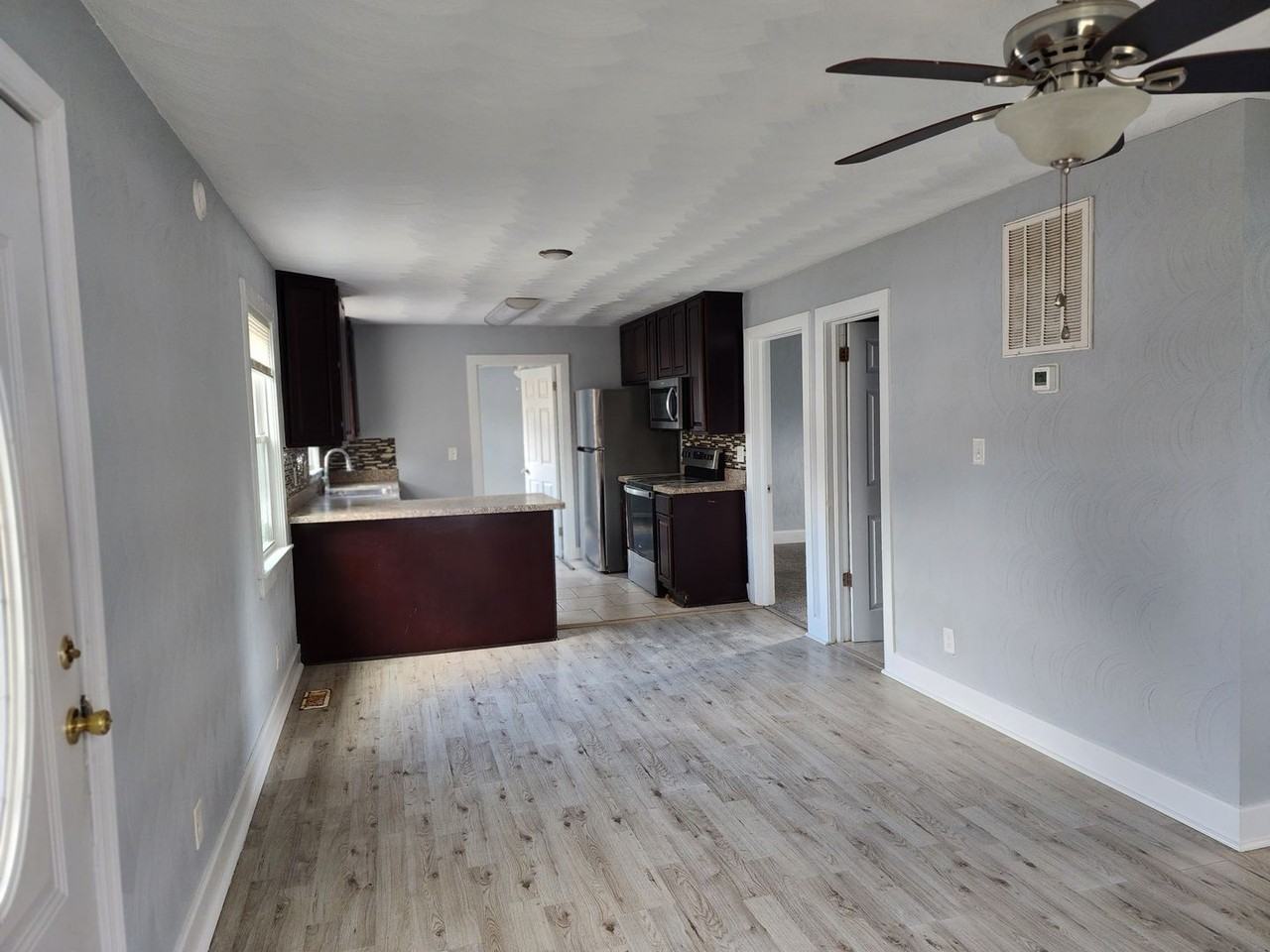 321 Ashlawn Dr - Photo 3 of 11