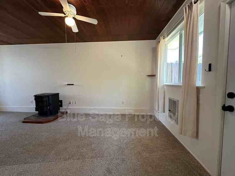 500 3rd Pl - Photo 6 of 11
