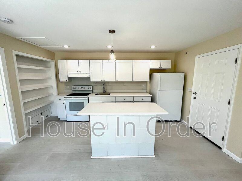 307 8th Ave E #202 - Photo 3 of 9