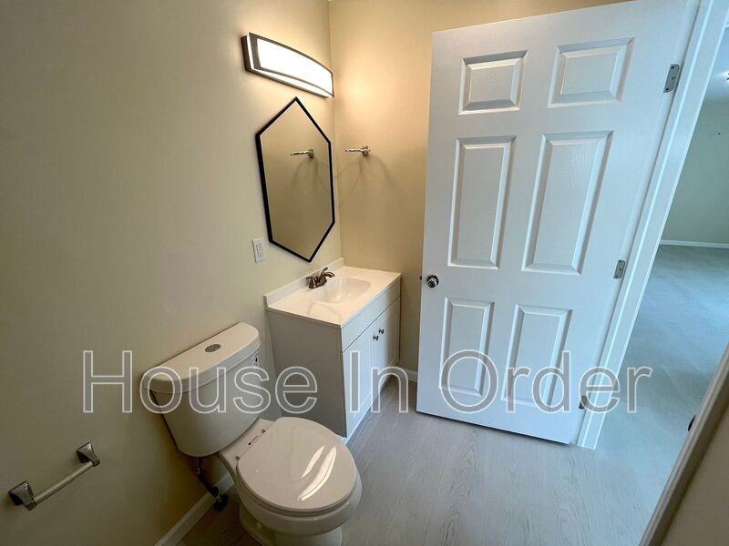 307 8th Ave E #202 - Photo 7 of 9