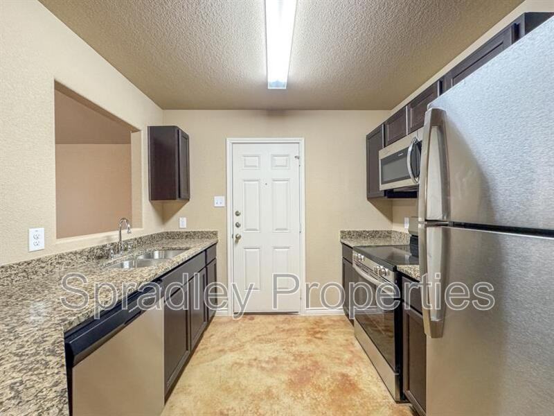 1044 Mason Dr Apt B - Photo 5 of 17